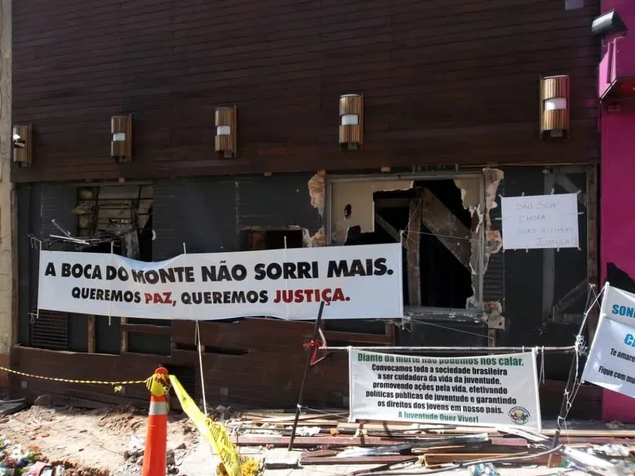 После гибели 242 посетителей сгоревшего ночного клуба четыре человека получили сроки от 18 до 22 лет заключения в Бразилии