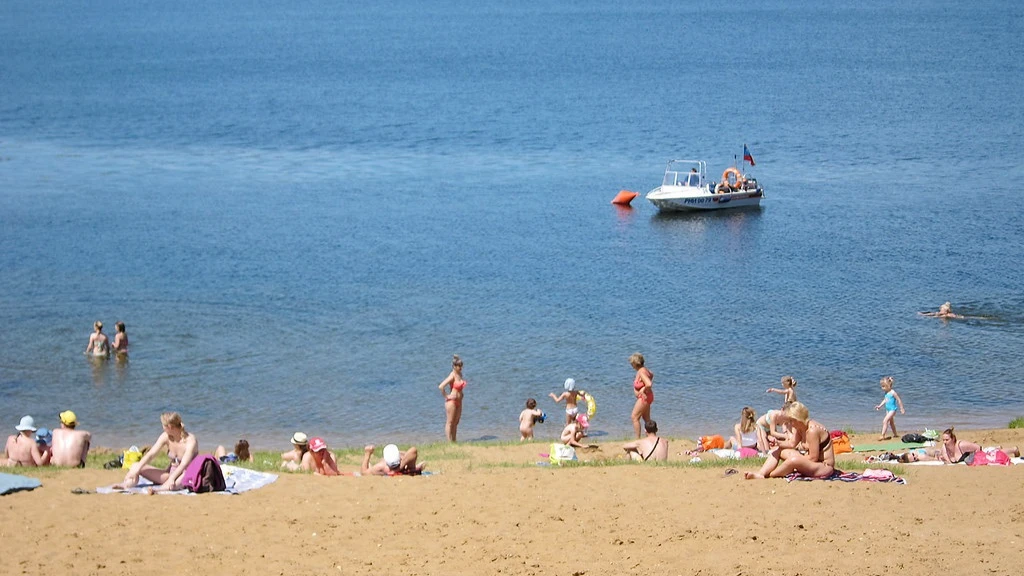 Лето всегда включает в себя отдых на берегу водоемов. Фото: Flickr