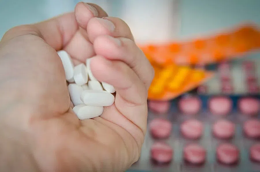 Льготы на лекарства 2022: кому можно получить и куда обращаться, если не выдают положенные по закону препараты