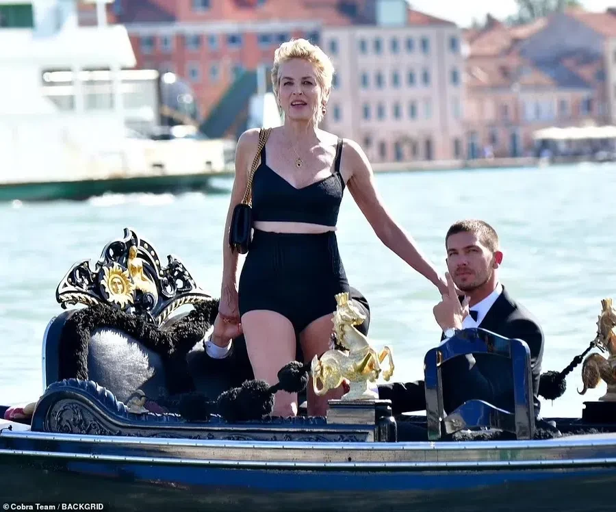 63-летняя Шэрон Стоун в черном бюстгальтере и трусиках на фотосессии Дольче и Габбаны в Венеции - шикарное фото