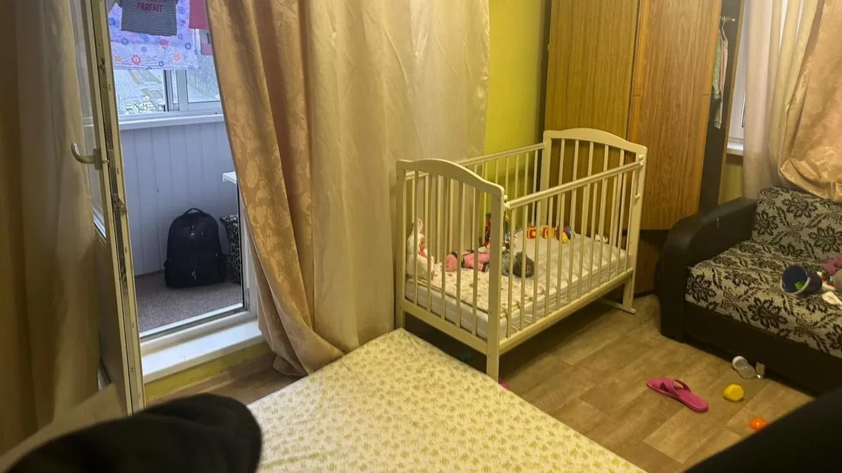 Годовалая девочка, которую мать выбросила с окна 11 этажа, скончалась в больнице Москвы