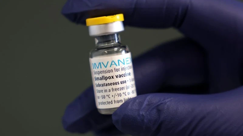Доза вакцины против оспы обезьян. Фото: Холли Адамс/Getty Images 