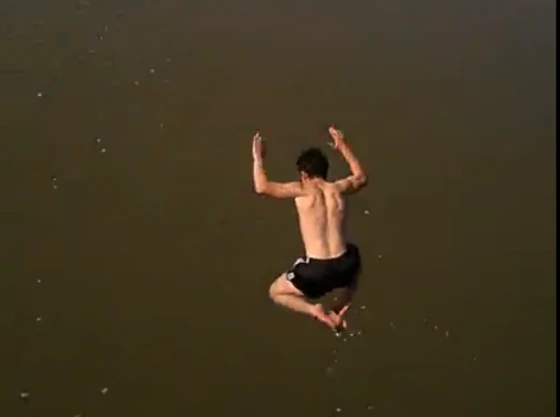 Подростки нередко прыгают в воду