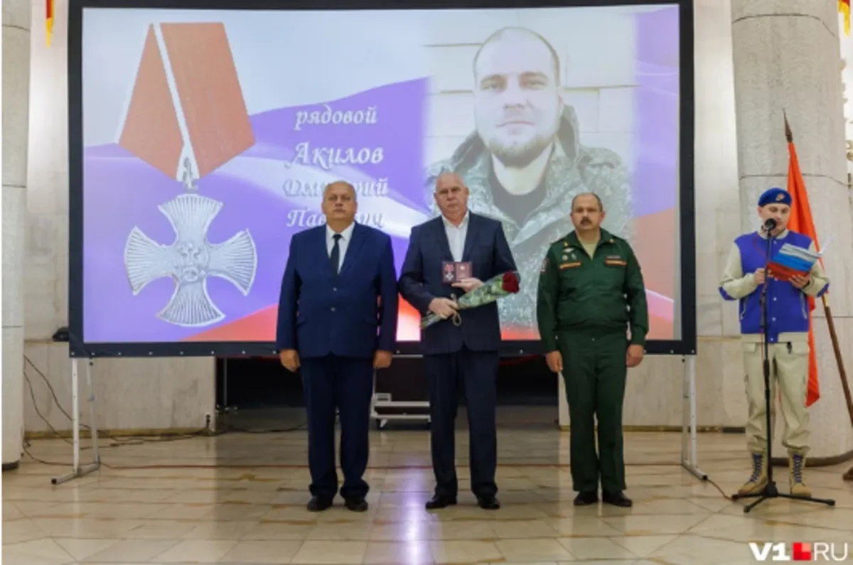Портрет Дмитрия Акилова - добровольца, который попросил в военном комиссариате о мобилизации, а в бою ценою жизни спас свое отделение, командиром которого Дмитрий являлся. Фото: Алексей Волхонский/v1.ru
