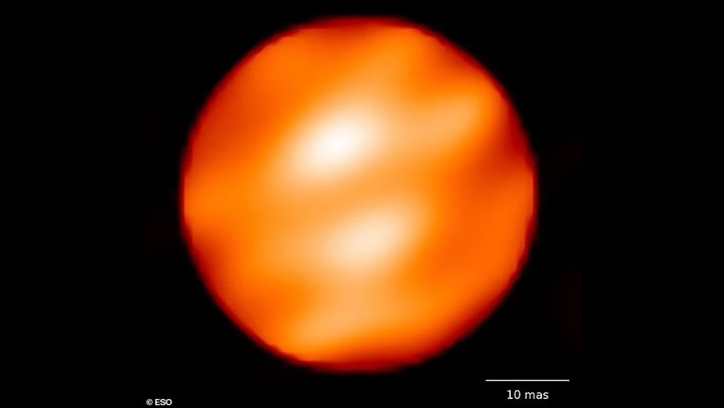 Тайна «затемнения» звезды Бетельгейзе открыта: наблюдения со спутников показали, что это было вызвано охлаждением и конденсацией пыли 
