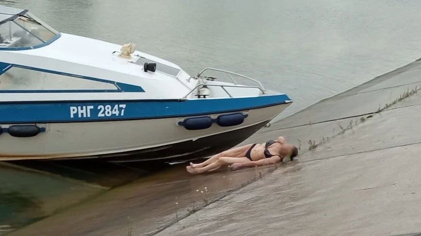 Труп пожилой женщины нашли у воды в Новосибирске. Причиной смерти называют сердечный приступ