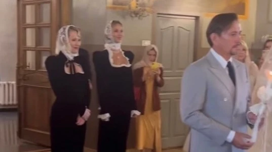 «Ведьмы-близняшки» Ксения Собчак и Светлана Меткина явились на венчание к Яне Расковаловой в похоронных нарядах
