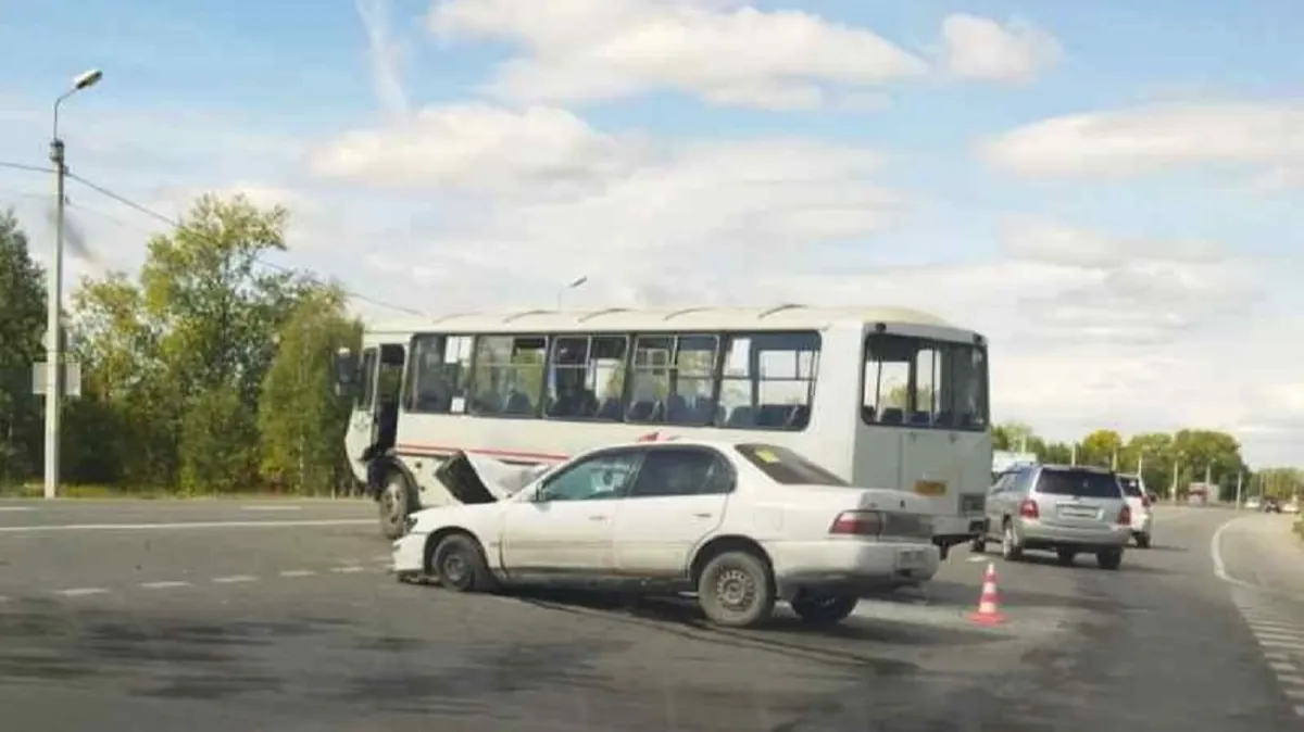В Искитиме столкнулись легковой автомобиль и пассажирский автобус – пострадала 30-летняя автоледи