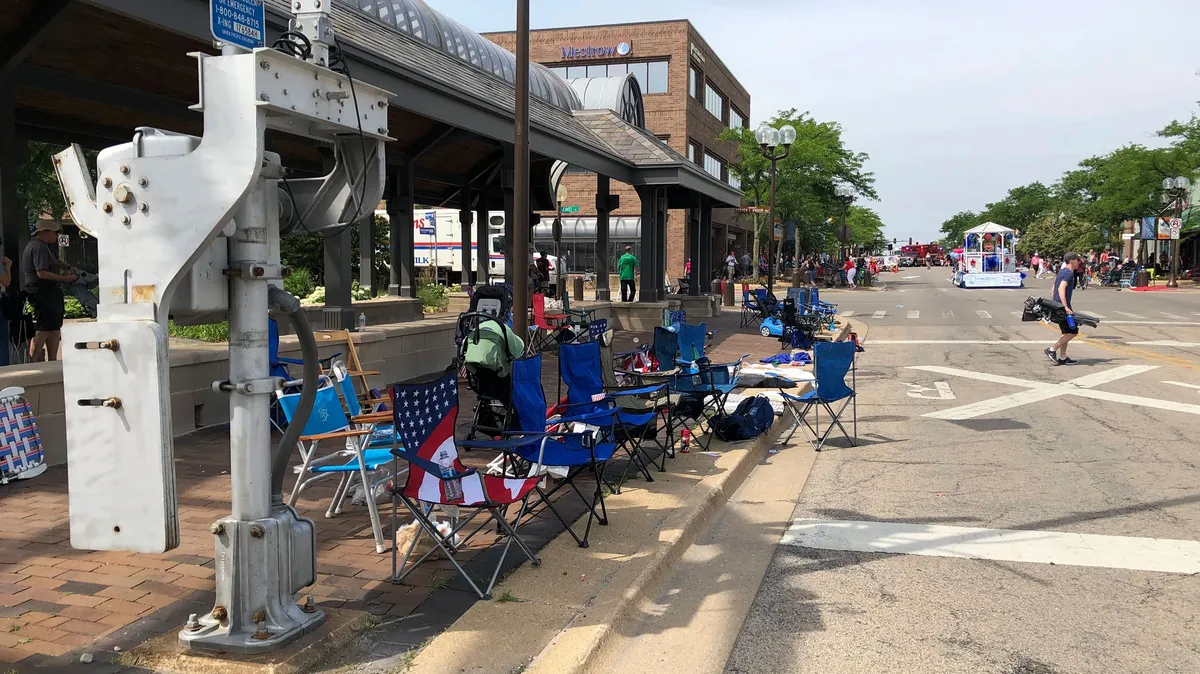Пустые стулья сидят вдоль тротуара после того, как участники парада покинули Хайленд-Парк, штат Иллинойс, парад четвертого июля после выстрелов в понедельник. Фото: Линн Свит/Чикаго Сан-Таймс через AP