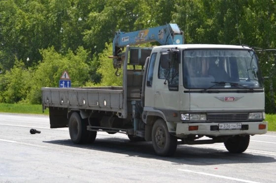 Грузовичок «Хино» не среагировал на неожиданную остановку «Ниссана» и врезался в него, помяв себе бампер