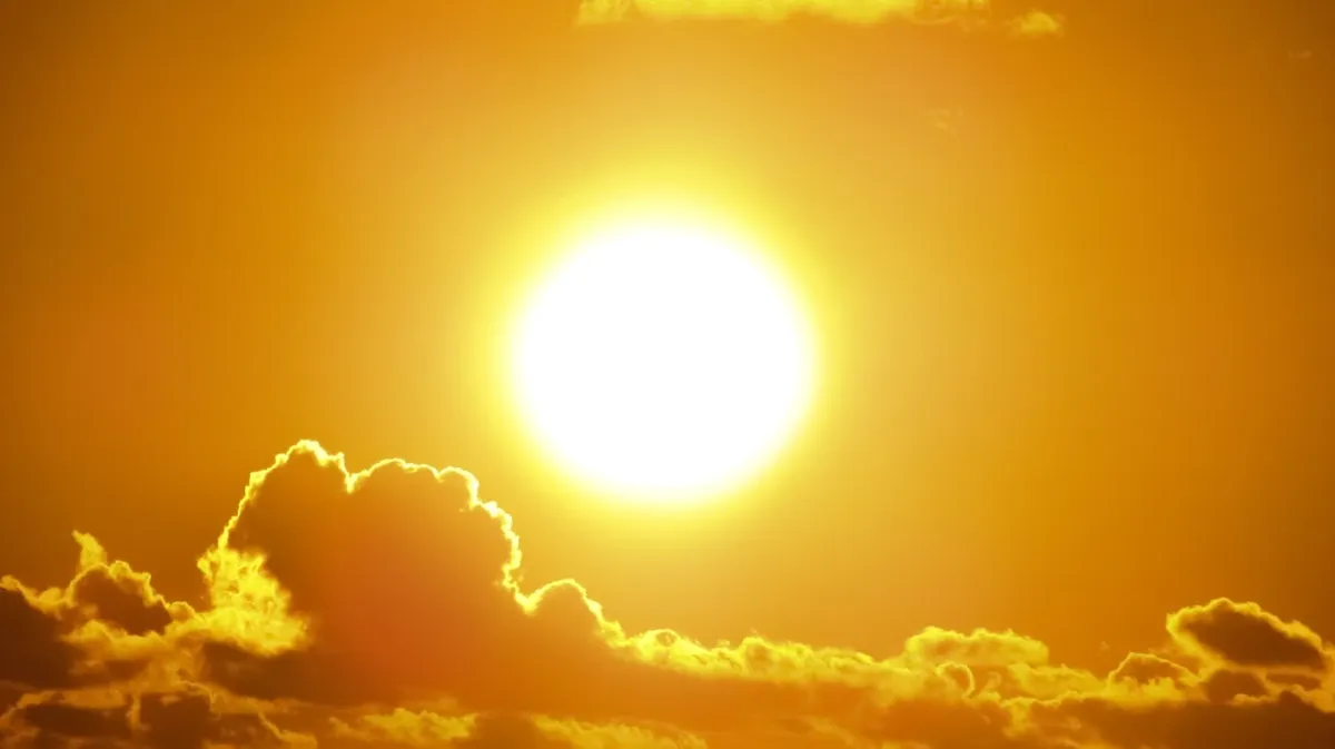 За сколько дней отголоски вспышек на Солнце доходят до земли: почему геомагнитная активность влияет на метеопатов