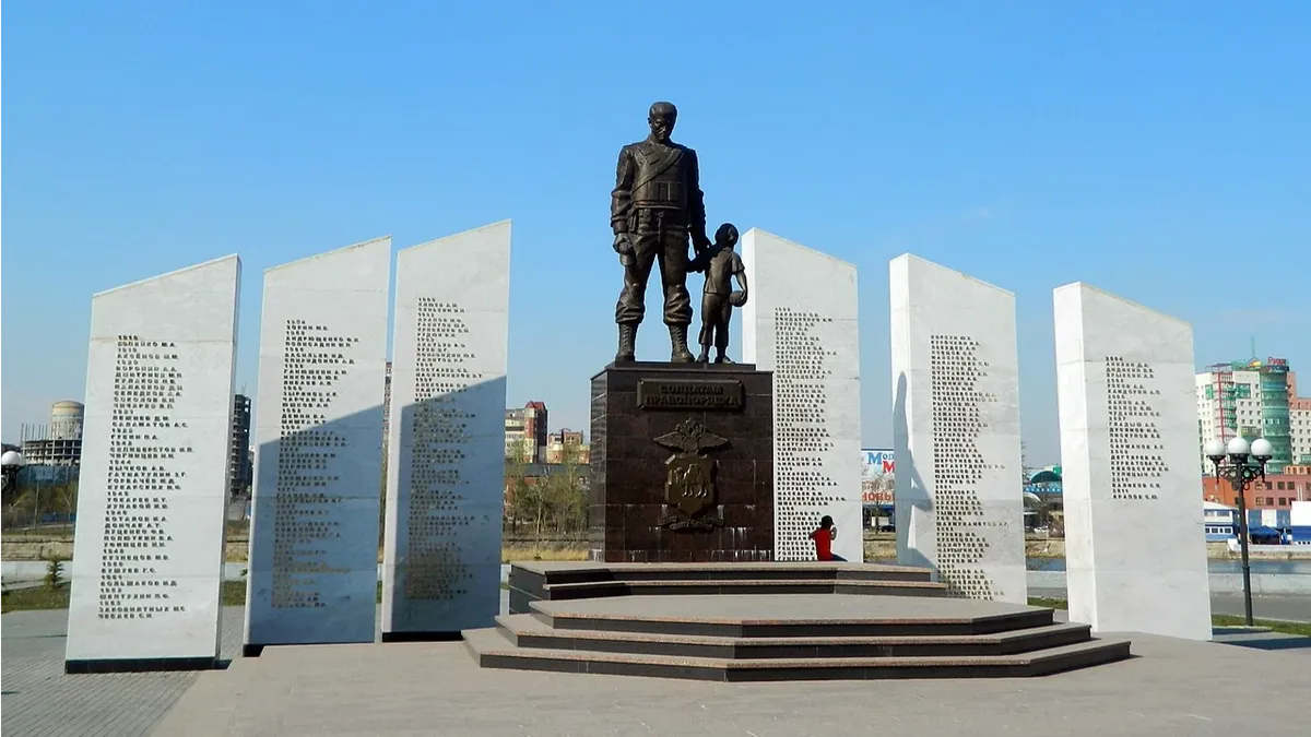 Памятник «Солдатам правопорядка» в Челябинске. Фото: Тара-Амингу/Викаипедия 