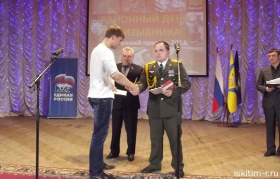 Нынешние призывники уходят в армию накануне особенной даты