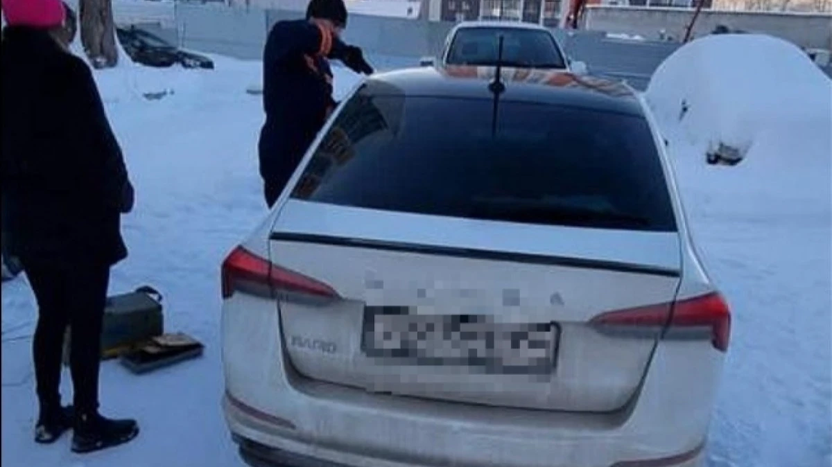 В Новосибирске мать заперла младенца в машине и ушла