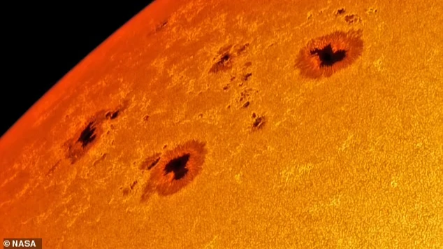 Пара массивных роев пятен, некоторые из которых достаточно велики, чтобы заглотить дыру на Земле, появились на поверхности Солнца, что вероятность появления исключительных бурь. Фото: NASA