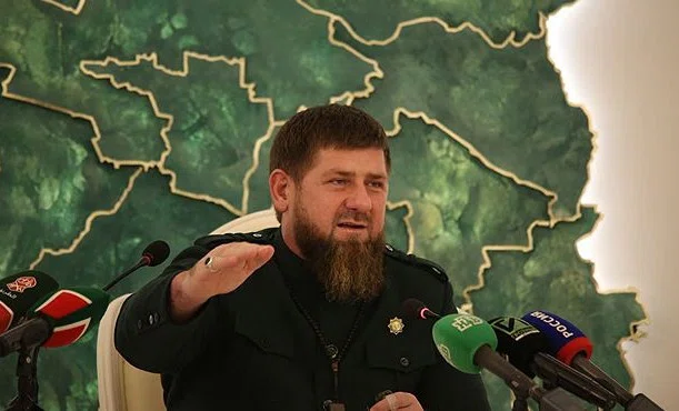 Кадыров раздал бойцам автомобили Mercedes, миллионы рублей, медали и звания