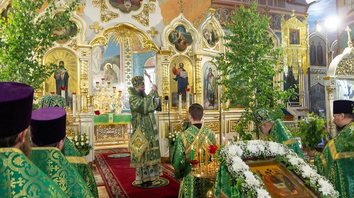 На Троицу храмы красиво украшаются зеленью. Фото: Новосибирская Митрополия РПЦ