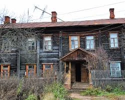 Из программы капремонта исключены многоквартирные дома, в которых физический износ основных конструктивных элементов (крыша, стены, фундамент) превышает семьдесят процентов, а также многоквартирные дома, в которых имеется менее трех квартир