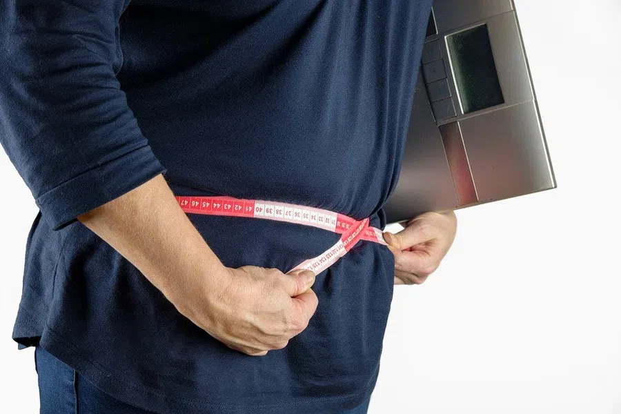 Как можно уменьшить жир на животе, избегая определенных продуктов: совет диетолога