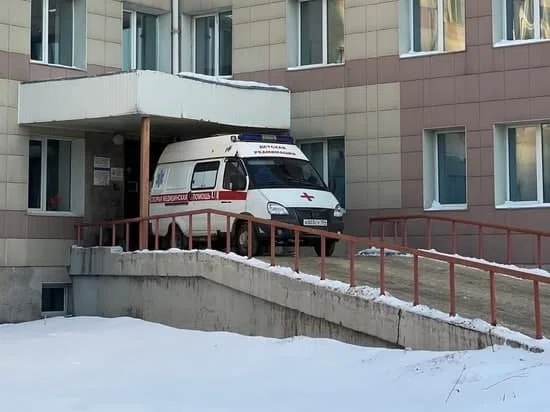 В Новосибирске пожилой мужчина упал с крыльца магазина и умер
