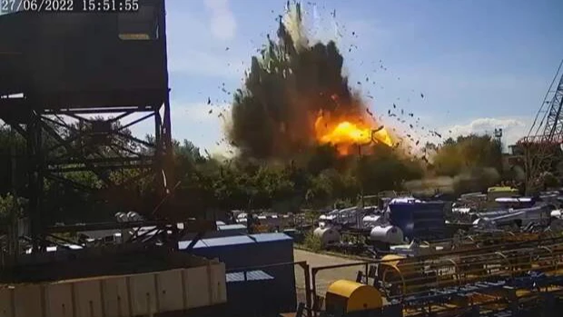 Зеленский показал видео с попаданием ракеты по ТЦ «Амстор» в Кременчуге, где погибли 18 человек. «Россия будет отвечать», заявил президент Украины