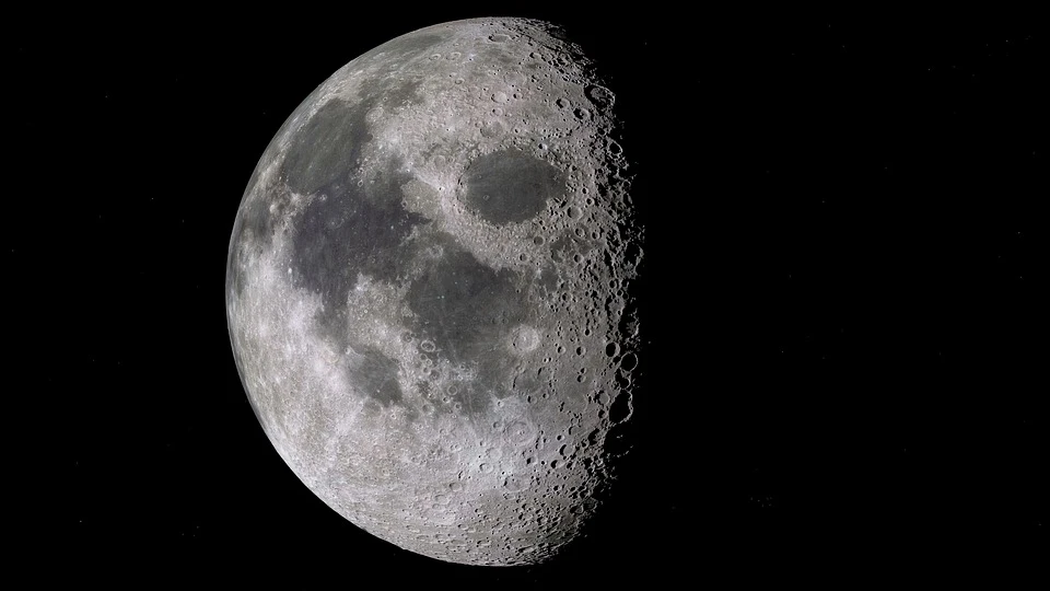 Почему две стороны настолько различны, является одной из самых давних загадок Луны. Фото: pixabay.com