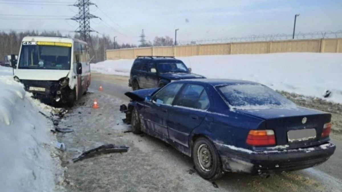 В столкновении маршрутки с иномаркой в Новосибирске пострадали 6 человек