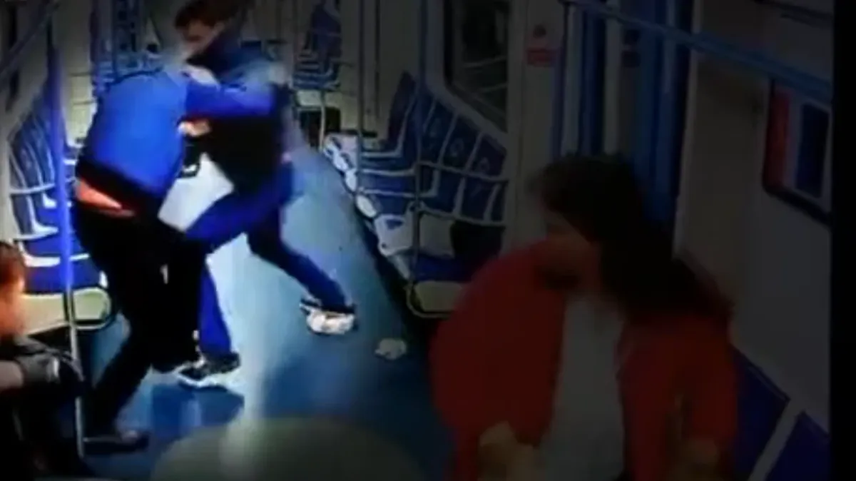 В Москве пассажир избил пенсионера в вагоне метро после того, как тот наступил ему на ногу