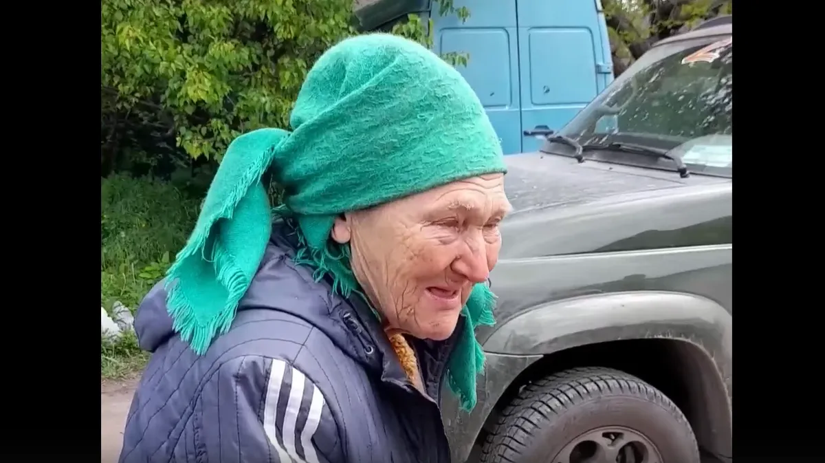 «Легендарная бабушка! Дает детям молоко». Журналисты рассказали о пенсионерке из Мариуполя, которая спасает соседей от голода под обстрелами