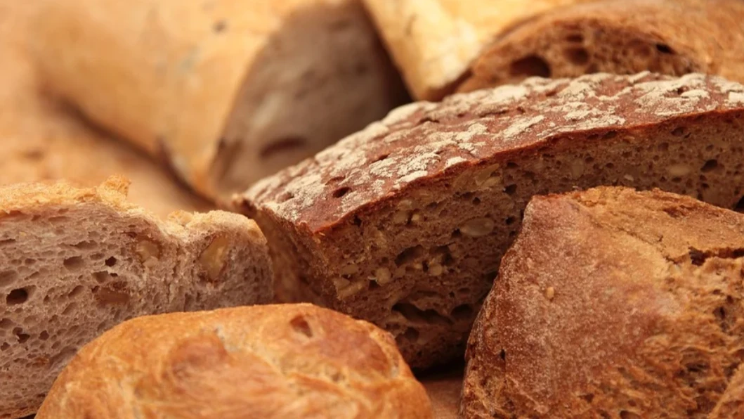 В Татарстане четырехлетняя девочка укусила хлеб с проволокой внутри 