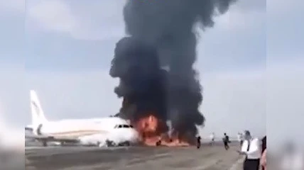 Авиалайнер в Китае загорелся во время взлета. Фото: Shot
