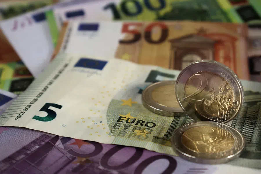 Новый рекорд: курс евро превысил 127 рублей