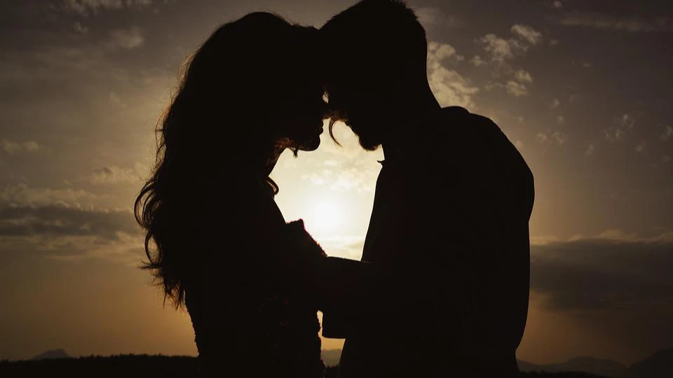 Регулярные свидания снижают уровень гомоцистеина — вредного химического вещества в крови, которое может вызвать проблемы с сердцем.
 Фото: pixabay.com