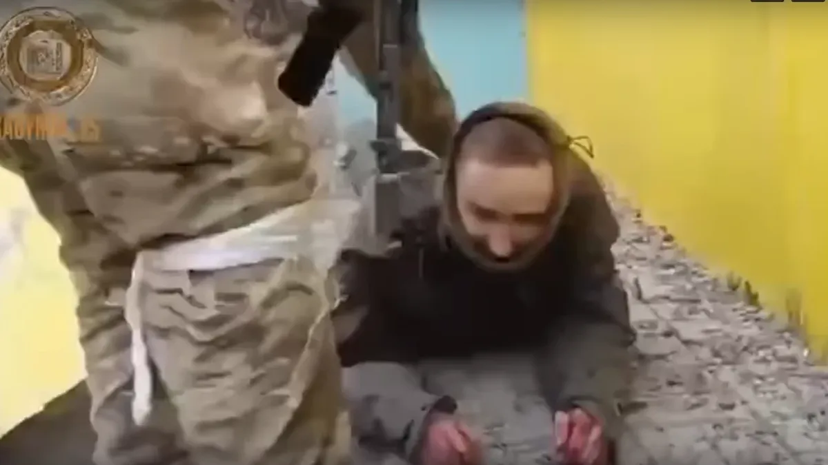  В плен сдался военный ВСУ и сообщает, что в здании еще четверо. Фото: скриншот с видео Рамзана Кадырова 