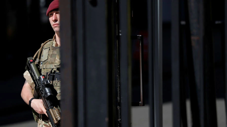 В Великобритании близорукий военный расстрелял сослуживца, приняв его за мишень