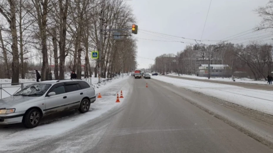 В Новосибирске молодой водитель сбил женщину с ребенком, переходивших дорогу на зеленый свет
