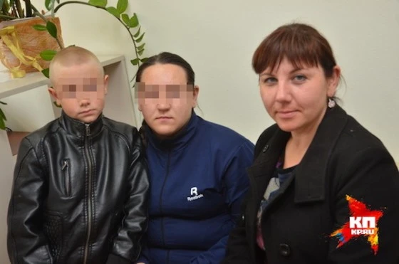 Одноклассник назвал 14-летнюю школьницу (на фото в центре) "широкой"