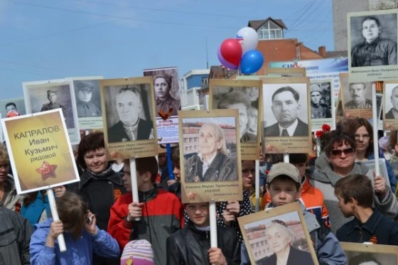 В Искитиме 9 Мая тысячи портретов фронтовиков проходят в строю «Бессмертного полка»