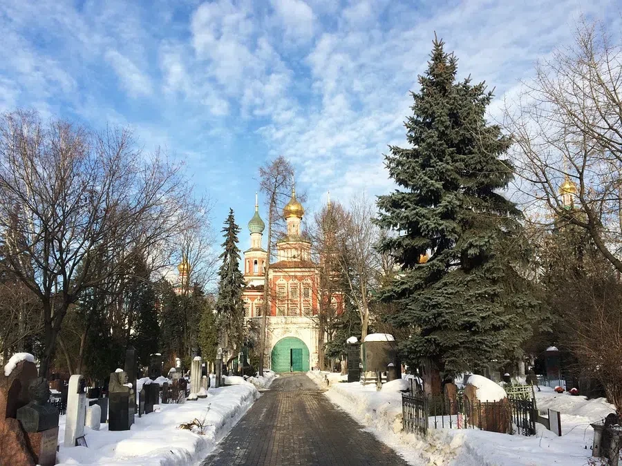 Девушки гадали 17 декабря, кто первой выйдет замуж.