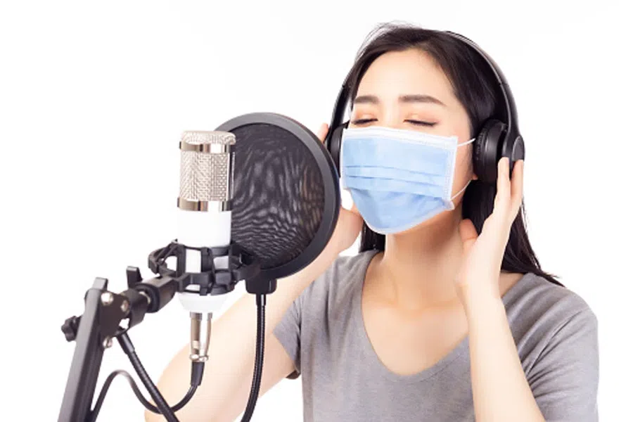 Специальные маски для вокалистов разработали ученые: они не мешают петь