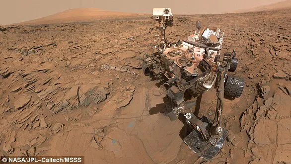 В 2012 году Curiosity (на фото) блуждал над древним марсианским морским дном, когда исследовал ряд скал, которые миллиарды лет назад подвергались воздействию жидкой воды.