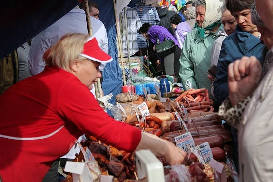 За продуктами на ярмарочных столах стояли очереди