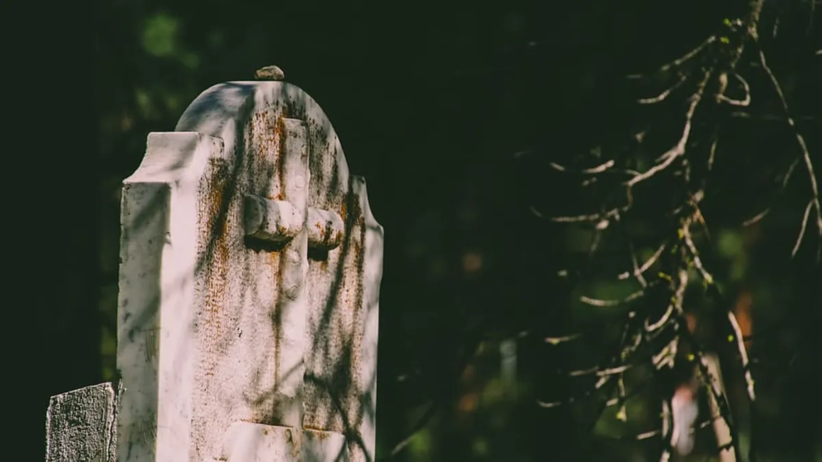 Можно ли родственникам покойника самим копать могилу: приметы, суеверия и законодательные ограничения 