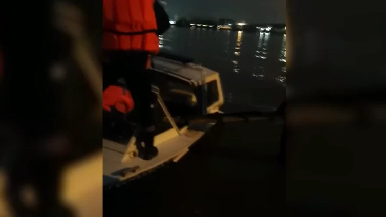 В Новосибирске ранним утром 9 мая 20-летняя девушка спрыгнула с моста в ледяную реку