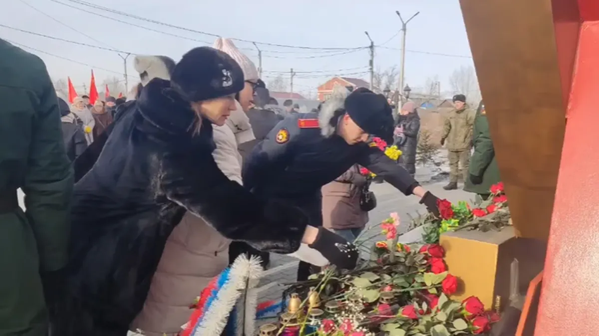 Возложение цветов в память о погибших в Борзе. Фото: скрин с видео vk.com/gazeta75