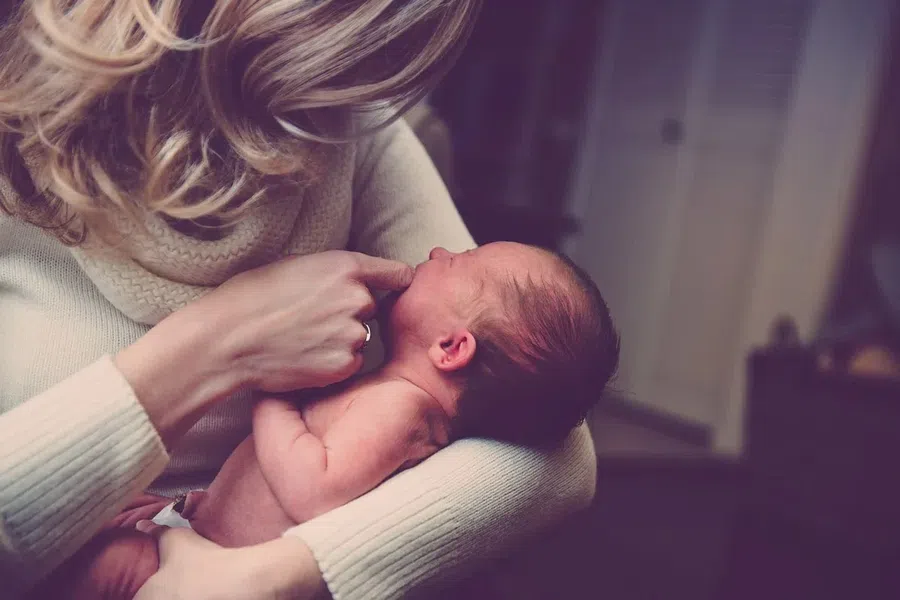 Исследование описало эмоции женщин с трансплантацией матки, когда они стали матерями