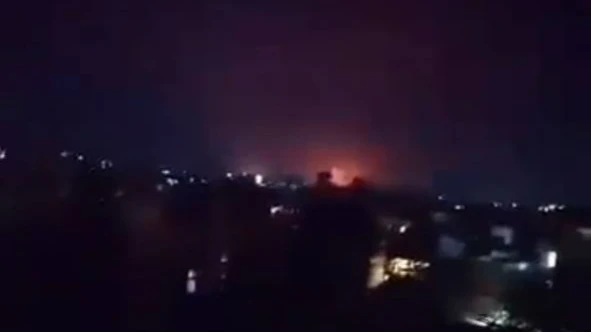 ВВС Израиля обстреливают Дамаск и международный аэропорт в Алеппо. Есть попадания по жилым домам и жертвы среди мирных граждан – видео ракетного удара
