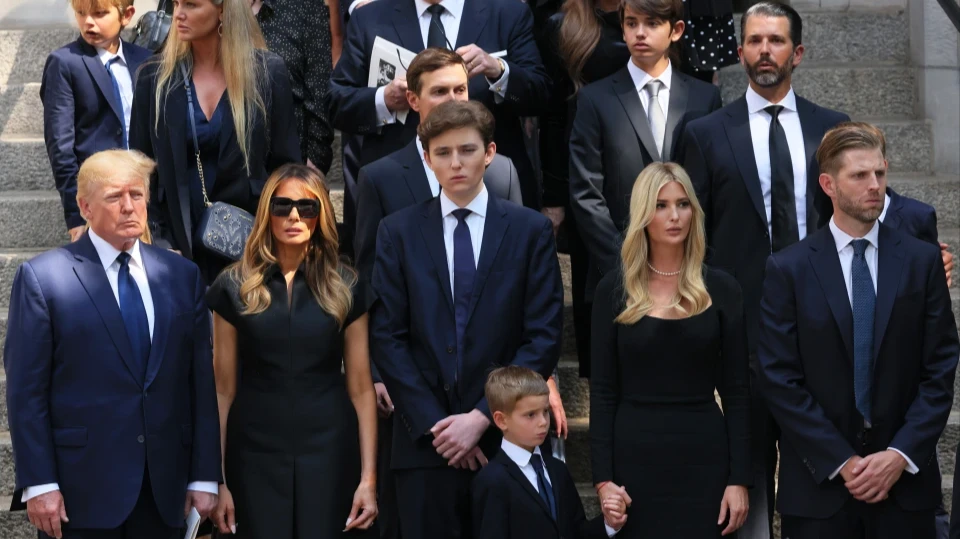 Бывший президент США Дональд Трамп пришел на похороны своей экс-жены Иваны вместе с супругой Меланией и детьми. Младший сын политика возвышался над семейством - фото