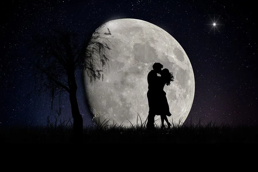 Интрижка станет любовью у трех знаков зодиака во время начала Луны в квадрате с Венерой 23 января 2022 г.