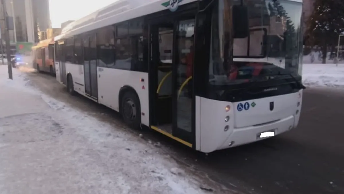 Два пассажирских автобуса № 64 и №96 столкнулись в центре Новосибирска – есть пострадавшие